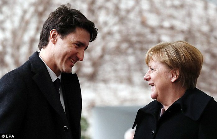 
Ánh nhìn và nụ cười trìu mến của Thủ tướng Đức Angela Merkel dành cho người đồng cấp Đức hôm 18-2 tiếp tục gây bão mạng. Ảnh: EPA
