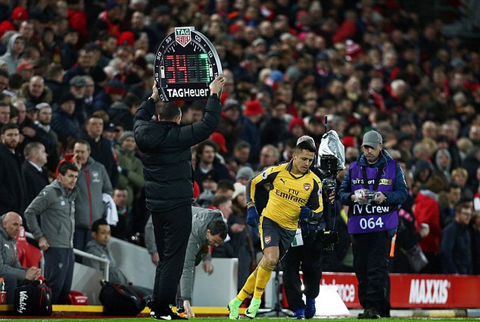 Sanchez chỉ được tung vào sân khi Arsenal để thua Liverpool 2 bàn. Điều này khiến anh nổi giận
