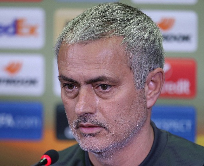 Mourinho cạn lời khi thấy mặt sân của Rostov