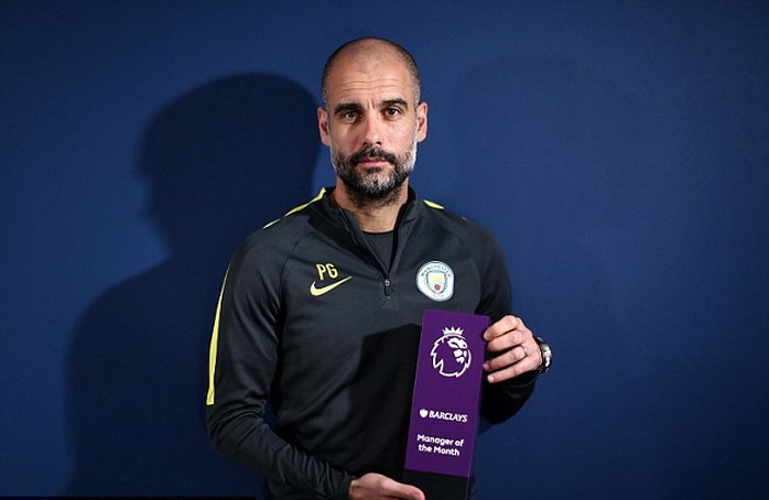 Pep Guardiola nhận danh hiệu từ BTC Premier League