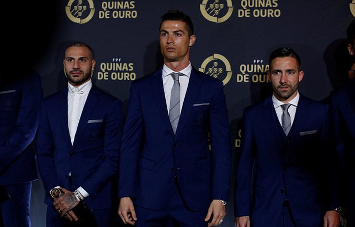 
Ronaldo được tôn vình cùng Ricardo Quaresma và Joao Moutinho
