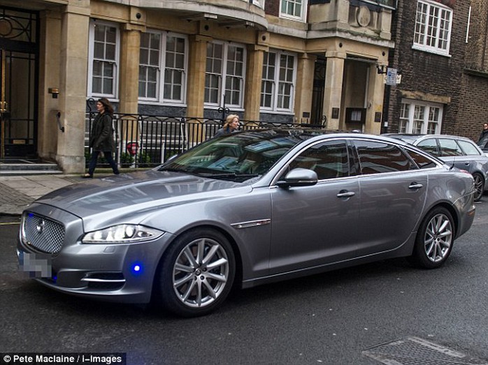 
Xe của nữ thủ tướng Anh có khả năng chống đạn. Ảnh: Pete Maclaine
