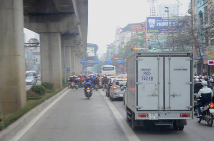 
Tuy nhiên, phần lớn người dân Hà Nội đã quen với việc nhường đường cho xe buýt nhanh
