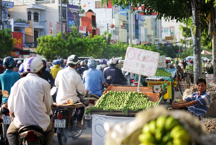 
Những xe hàng rong án ngữ dọc đường Cộng Hòa khiến tuyến đường này trở nên hẹp hơn, là một trong những nguyên nhân gây ra kẹt xe nghiêm trọng.
