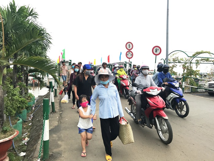 
Tại phà Cát Lái (quận 2), lượng người từ tỉnh Đồng Nai trở lại TP HCM cũng tập trung khá đông vào chiều tối cùng ngày
