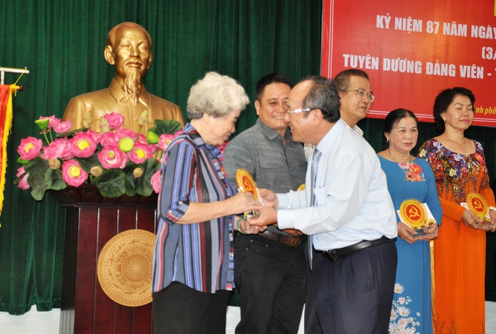 Ông Nguyễn Hoàng Năng, Chủ tịch UBMTTQ TP HCM trao tặng huy hiệu và bằng khen cho 87 đảng viên