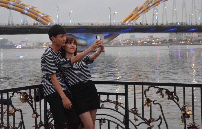 
Cặp đôi này tranh thủ chụp ảnh lưu niệm lại trên cầu tàu tình yêu để giữ khoảnh khắc đẹp trong ngày lễ tình nhân

