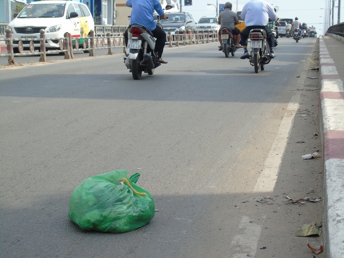 Rác nằm giữa đường cũng có luôn!