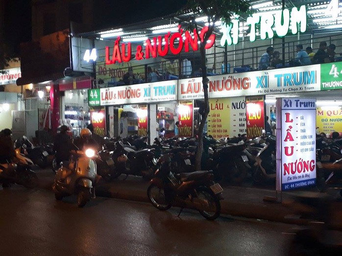 Một quán nhâu trên đường Thượng Đình (quận Thanh Xuân) không còn chừa lối cho người đi bộ