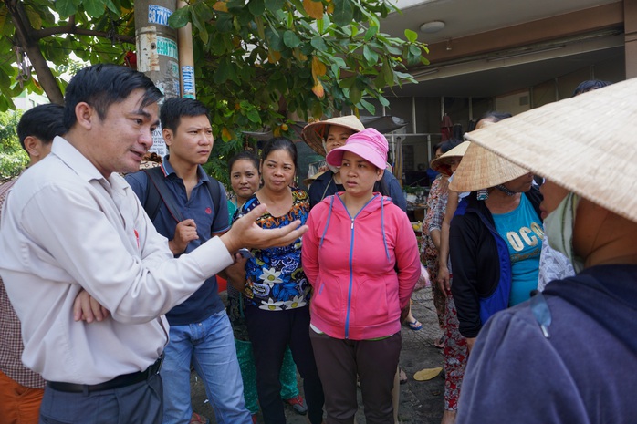 
Ông Lê Thanh Bình, Phó Chủ tịch UBND quận Tân Bình, phân tích cho người dân về việc phải bảo đảm trật tự lòng lề đường
