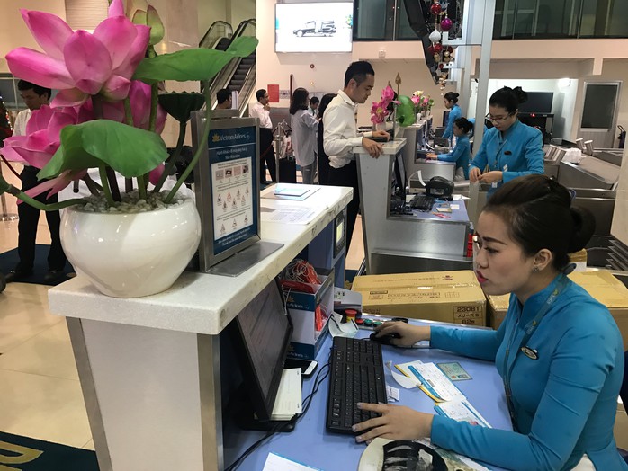 Hành khách làm thủ tục check-in tại sân bay Tân Sơn Nhất Ảnh: NGÂN ANH