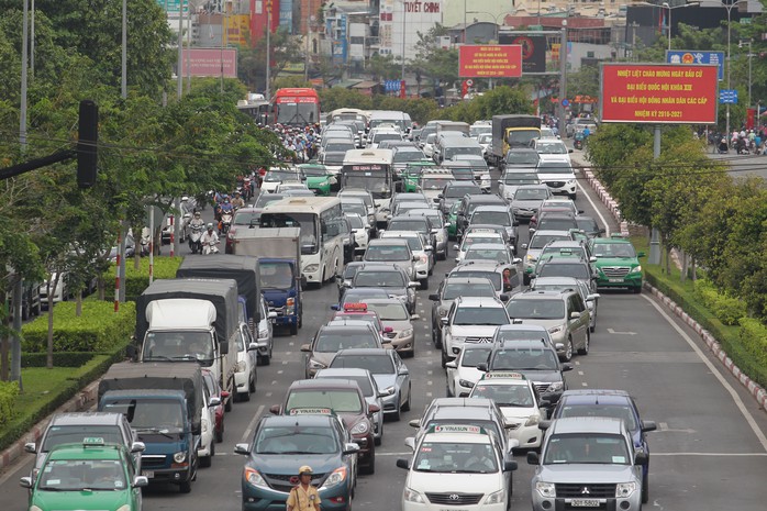 Nếu thuế bảo vệ môi trường với xăng, dầu tăng thì chắc chắn chi phí vận tải, hàng hóa, hành khách sẽ tăng theo Ảnh: HOÀNG TRIỀU