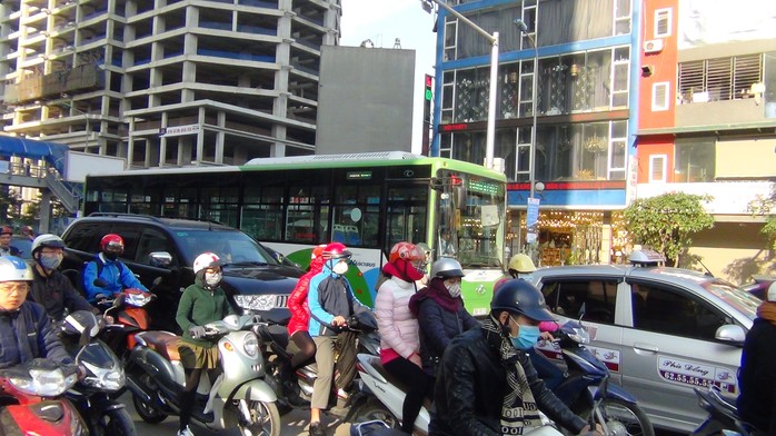 Tuyến xe buýt nhanh Kim Mã - Yên Nghĩa (Hà Nội) luôn phải chen chúc cùng các loại phương tiện khác