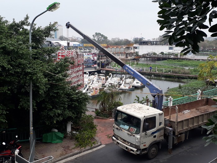 Lực lượng chức năng quận Tây Hồ, TP Hà Nội cưỡng chế công trình vi phạm ở hồ Tây