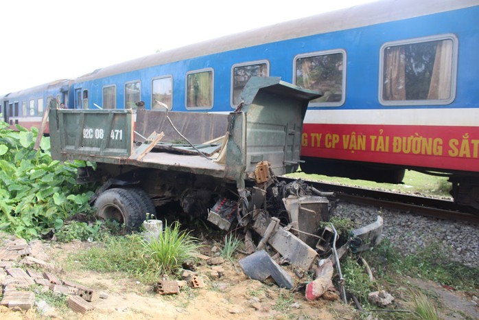 Xe tải biến dạng sau khi bị tàu hỏa tông Ảnh: CHI MAI