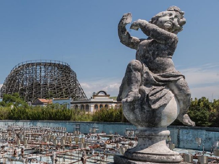 Vẻ tan hoang, đáng sợ bao trùm Nara Dreamland. Ảnh: Romain Veillon