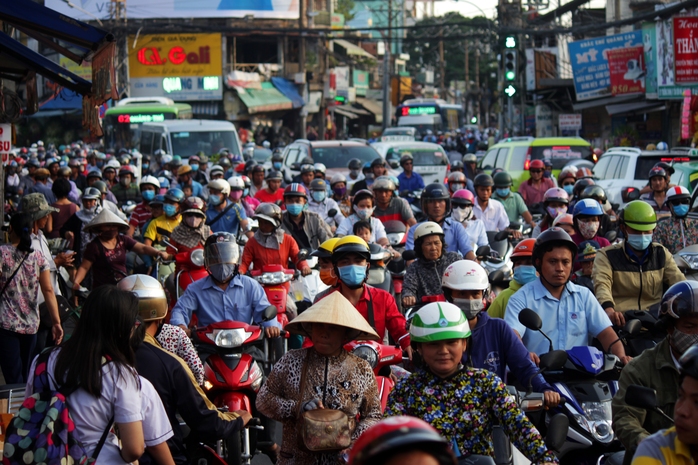 
Khoảng 16 giờ, đường Trường Chinh cũng trở nên hỗn loạn ùn ứ. Tại đoạn ngã ba Âu Cơ - Trường Chinh (quận Tân Phú) dòng xe đông khiến người đi bộ cũng hết sức khó khăn khi di chuyển qua khu vực này.
