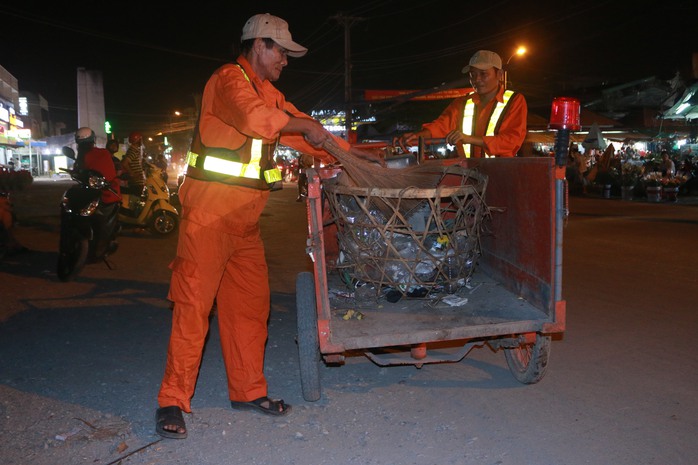 
Chợ Tết đông, rất nhiều vật dụng người đi đường bỏ lại khiến công nhân vệ sinh rất vất vả
