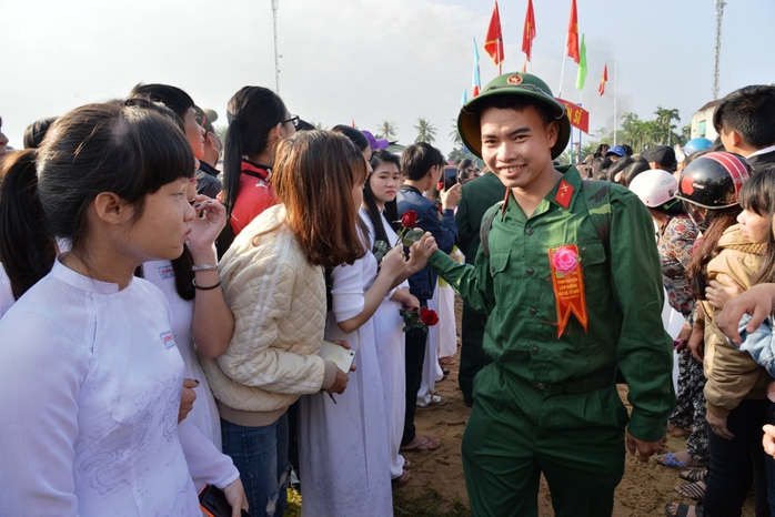 Bạn bè, người thân cũng nhau đưa tiễn thanh niên lên đường nhập ngũ. Ảnh: Tử Trực