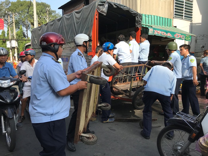 
Thu giữ các xe hàng rong để dưới lòng đường trên đường Vũ Tùng
