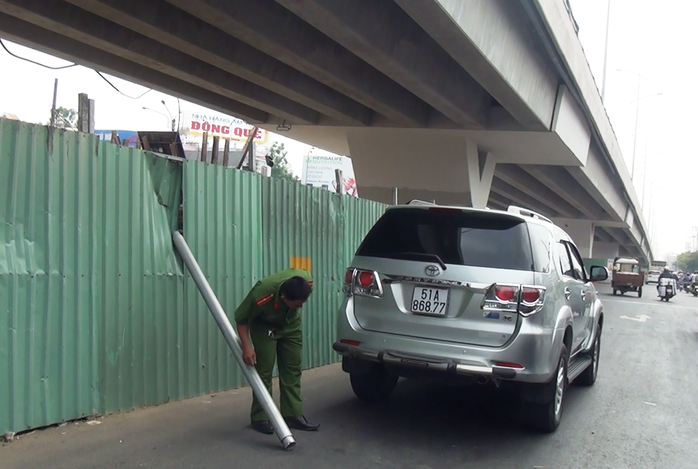 
Lực lượng chức năng có mặt tại hiện trường để kiểm tra
