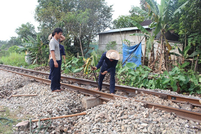 Sửa đường sắt sau tai nạn Ảnh: MAI CHI