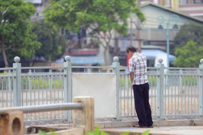 
Những nơi xa khu trung tâm như khu vực kênh Lò Gốm, hay đường Võ Văn Kiệt … không những “tè” bậy mà nhiều người còn đi vệ sinh ngay dưới những bậc thang xuống dưới kênh
