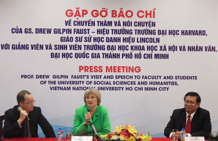 Giáo sư Drew Gilpin Faust (giữa) tại cuộc họp báo trong chuyến thăm Trường ĐH Khoa học Xã hội và Nhân văn - ĐHQG TP HCM