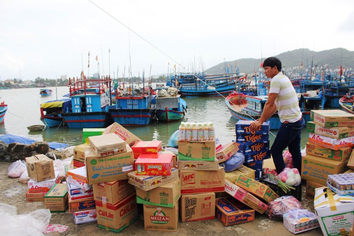 
Ngư dân Khánh Hòa chuẩn bị lương thực cho chuyến ra khơi trong Tết Ảnh: KỲ NAM
