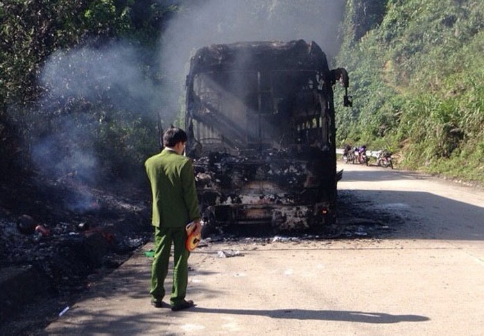 Xe khách giường nằm bị cháy trơ khung trên đường Hồ Chí Minh qua địa phận tỉnh Quảng Nam ngày 8-2 Ảnh: TRẦN THƯỜNG