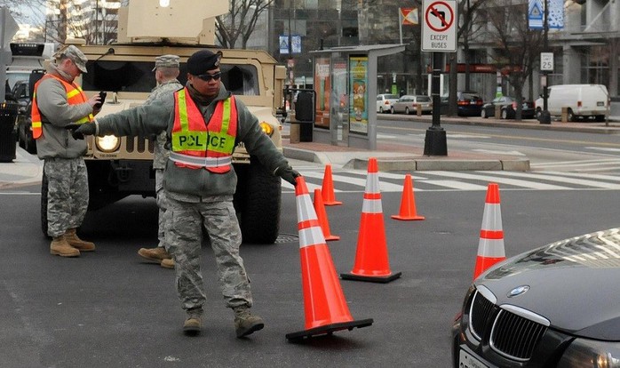 
Vệ binh Quốc gia DC giúp giới chức trách địa phương điều tiết giao thông trước thềm lễ nhậm chức. Ảnh: Twitter
