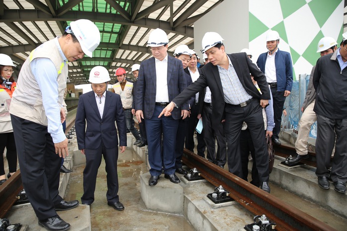 Phó Thủ tướng Trịnh Đình Dũng nghe báo cáo tiến độ tại công trường dự án đường sắt trên cao Cát Linh - Hà Đông