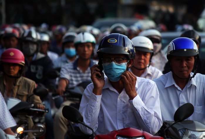 
Một người đàn ông tranh thủ thời gian kẹt giữa đường Trường Chinh để nói chuyện điện thoại.
