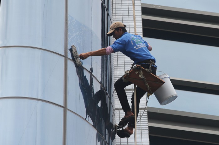 
Với nghề này thì không đòi hỏi trình độ học vấn. Để trụ được với nghề, người thợ phải có thần kinh thép, sức khỏe tốt và đặc biệt là không sợ độ cao
