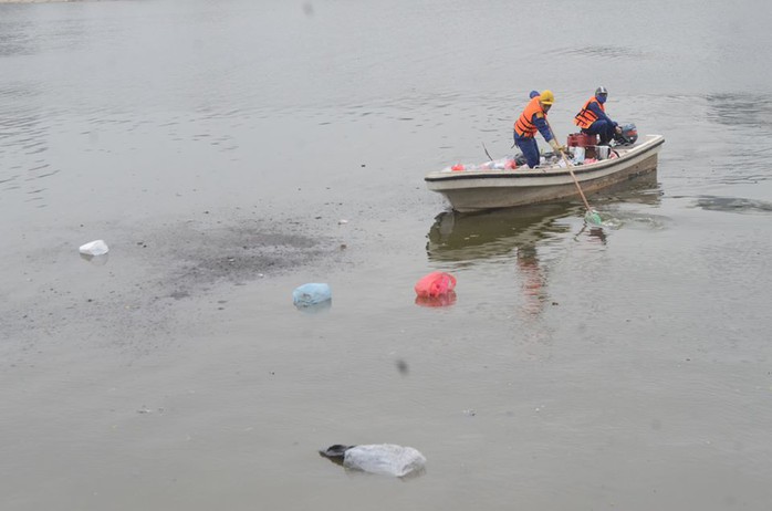 
Tuy nhiên, nhiều người thả cá chép thả luôn rác xuống lòng hồ khiến công nhân môi trường vất vả thu gom rác
