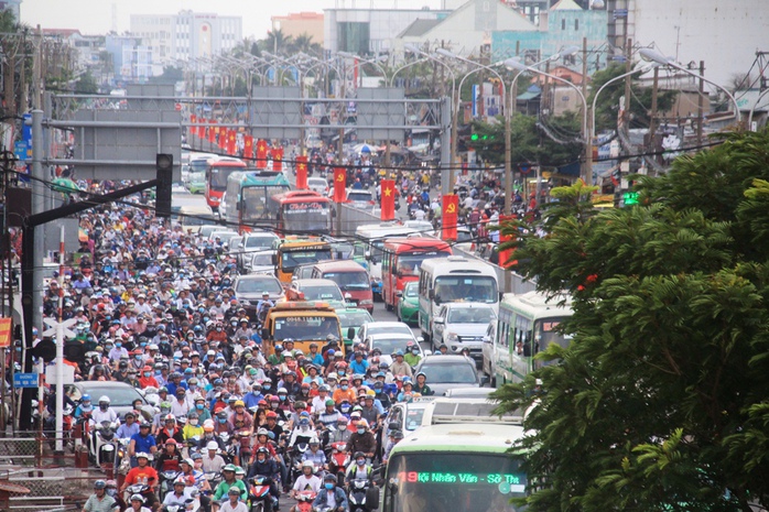 
Cảnh ùn ứ cục bộ trên Quốc lộ 13, đoạn qua ngã tư Bình Triệu (quận Thủ Đức) khi có đoàn tàu hỏa chạy qua
