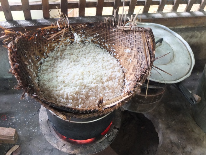 Hạt cơm nếp có vẻ khô nhưng không cứng mà rất dẻo, bùi