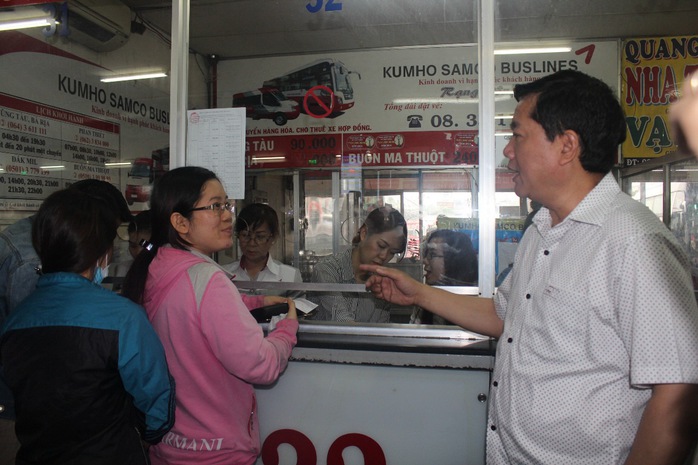 
Bí thư Thành ủy TP HCM Đinh La Thăng hỏi thăm hành khách tại Bến xe Miền Đông ngày 15-1
