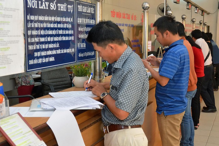 Giải quyết thủ tục hành chính tại UBND quận Bình Thạnh, TP HCM Ảnh: TẤN THẠNH