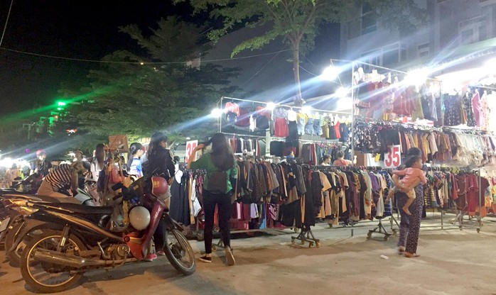 Tối 16-3, vỉa hè đường Tăng Nhơn Phú, đoạn qua phường Phước Long B, quận 9, TP HCM, bị lấn chiếm để buôn bán