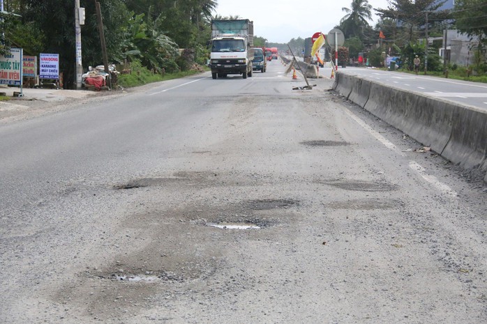 Quốc lộ 1 qua huyện Núi Thành, tỉnh Quảng Nam bị hư hỏng nặng Ảnh: TRẦN THƯỜNG