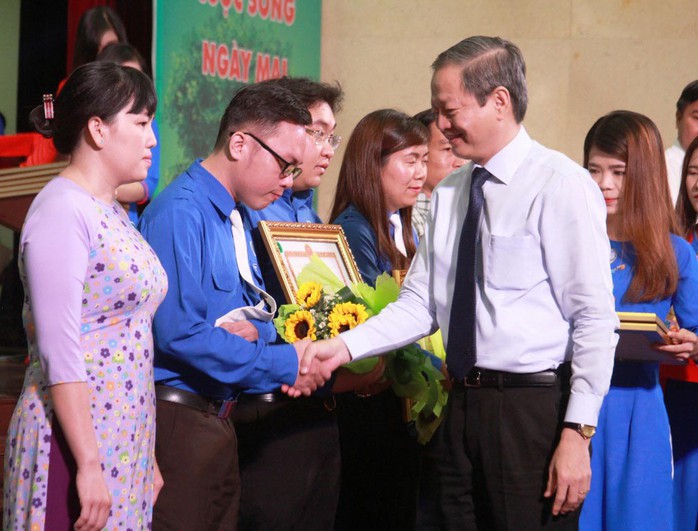 Ông Lê Văn Khoa, Phó Chủ tịch UBND TP HCM, trao thưởng cho các cá nhân, tổ chức có nhiều đóng góp trong bảo vệ môi trường