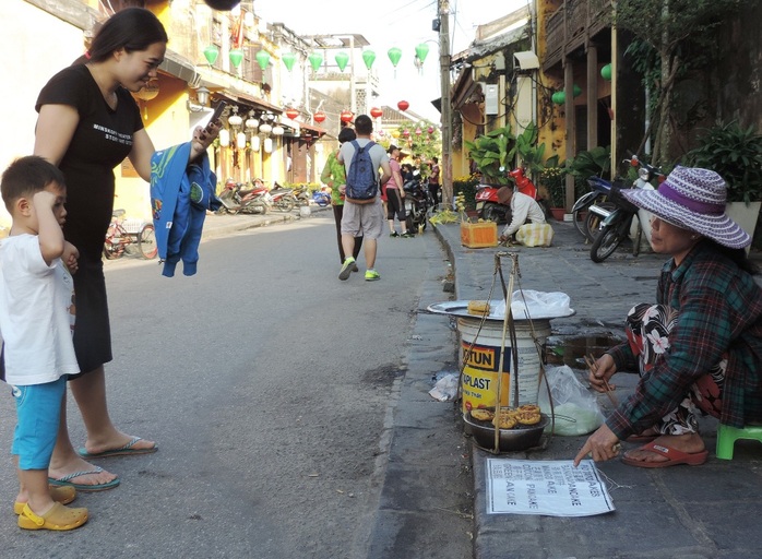 Người mẹ tần tảo Hội An vẫn bôn ba ngày cuối năm để kiếm tấm áo cho con