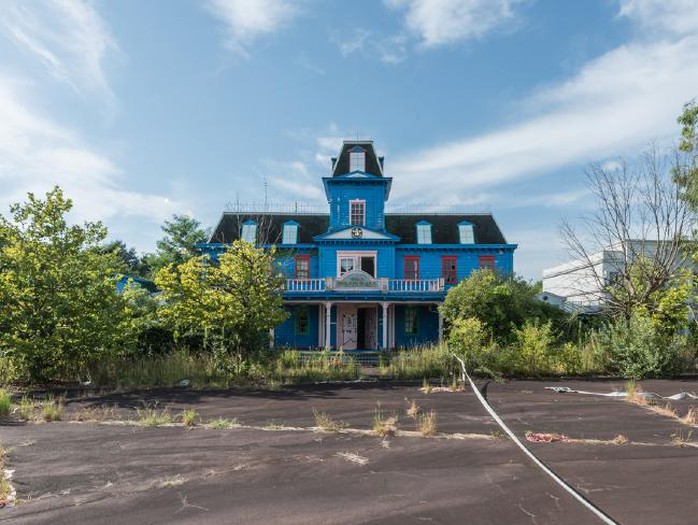 Sau nhiều năm bị bỏ hoang, Nara Dreamland bị bao trùm bởi không khí tĩnh lặng đến đáng sợ. Ảnh: Romain Veillon