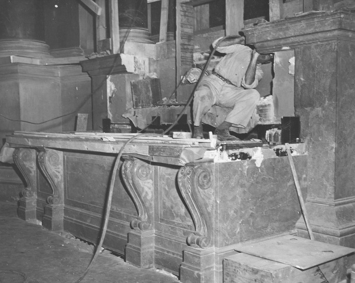
Quá trình lắp đặt căn hầm tại cơ quan lưu trữ. Ảnh: National Archives
