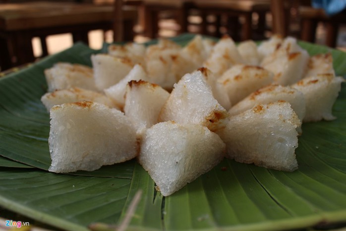 Bánh bò quen thuộc với người TP.HCM nói riêng và miền Nam nói chung. Món bánh này có độ xốp, vị ngọt thanh. Một miếng bánh bò có giá từ 3.000-10.000 đồng.