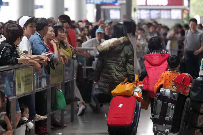Chen chúc đứng chờ ở khu vực ga đến sân bay quốc tế Tân Sơn NhấtẢnh: Hoàng Triều