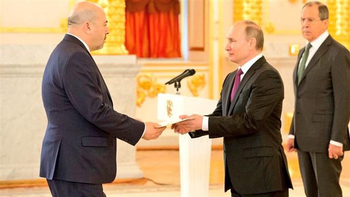 
Đại sứ Israel Gary Koren trình quốc thư cho Tổng thống Nga Vladimir Putin hôm 16-3. Ảnh: Twitter

