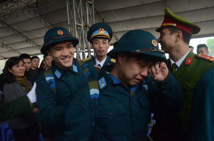 
Trong Lễ tòng quân tại Cung thể thao Quần Ngựa nhiều tân binh xúc động khi chia tay bạn bè và người thân
