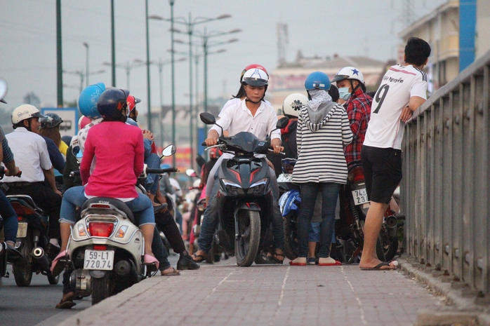 
Hay như đôi bạn trẻ này chạy ngược chiều leo lên vỉa hè trên cầu Gò Dưa để tìm được chỗ hẹn hò, ngắm diều ưng ý.
